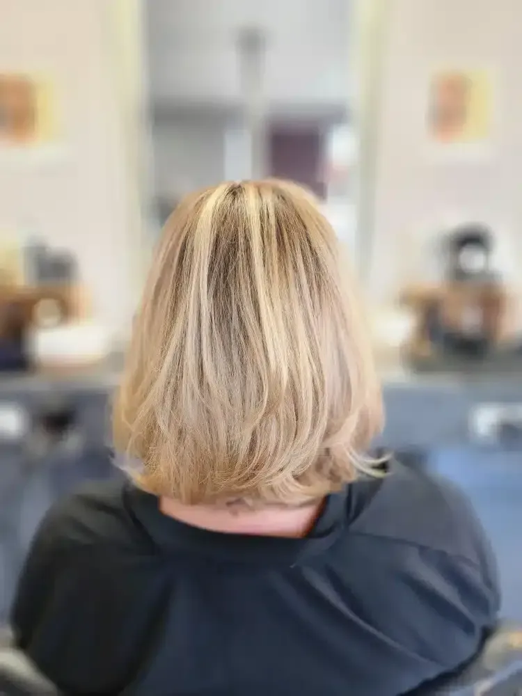 Coiffure femme brushing blond