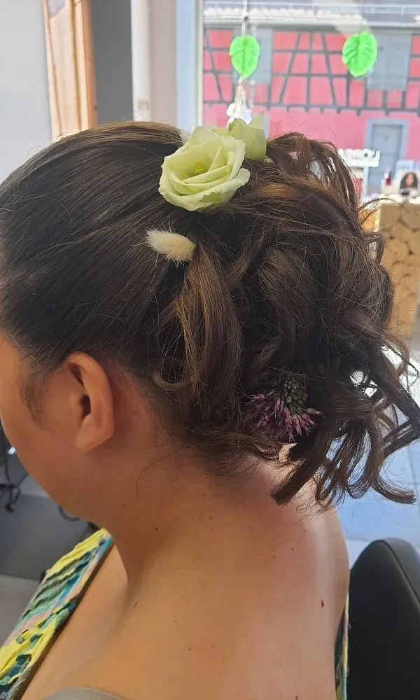 Chignon laché avec ornement dans les cheveuxwebp