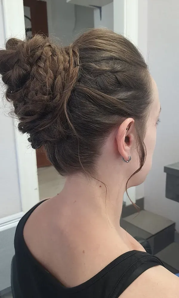 Chignon avec tresses pour un mariage brune