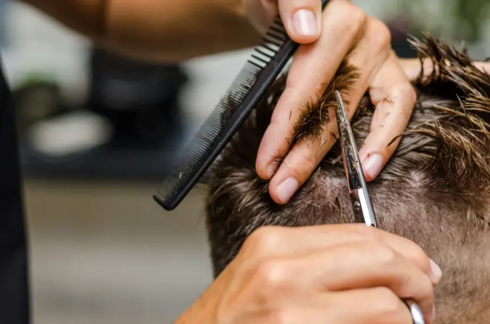 coiffure homme aux ciseaux
